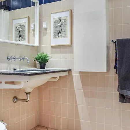 1 Bedroom Cozy In Lägenhet